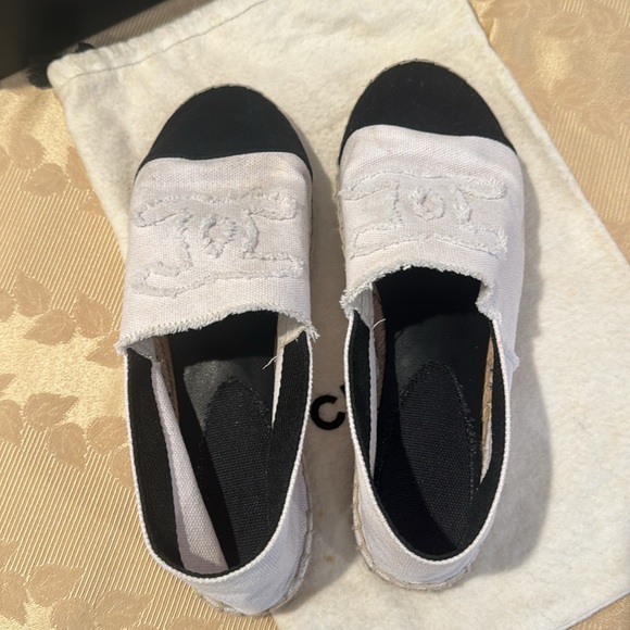Chanel White Canvas Espadrilles With Black Toe Cap. EU 40. - Picture 5 of 8